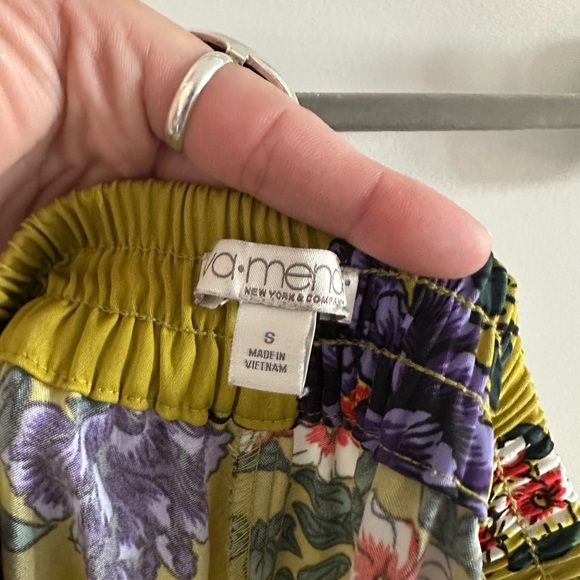 NY&CO EVA MENDES COLLECTION WIDE LEG FLORAL PANT SIZE SMALL, POLYESTER BLEND - Picture 3 of 3